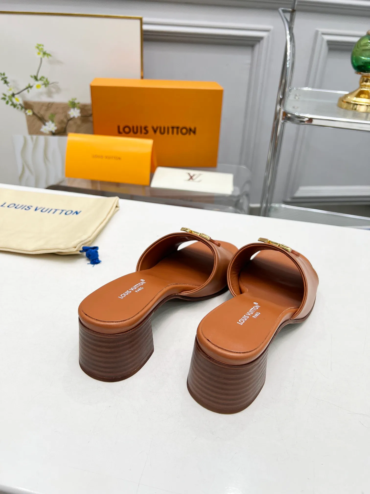 👟👟Ex-factory price 460👟👟Louis Vuitton/Louis Vuitton women's new sandals LV SUNSET COMFORT flat sandals are made of exquisite cowhide and sheepskin lining, the uppers show handicrafts, and are matched with genuine leather soles*@wearing experience. LV logo hardware buckle on upper, size 35-42